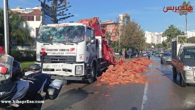 طنجة.. إصابات جراء اصطدام شاحنة محملة ب”الطوب” بلوحة إشهارية (صور)