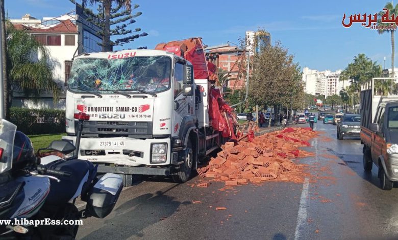 طنجة.. إصابات جراء اصطدام شاحنة محملة ب”الطوب” بلوحة إشهارية (صور)